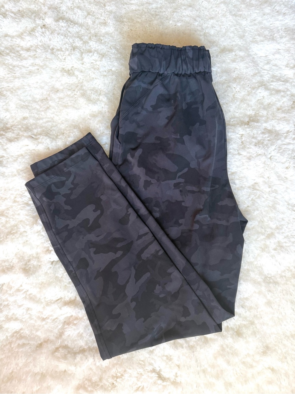 Lululemon Keep Moving Pants 7/8 High- Rise Camo Multi Grey 
Size 4